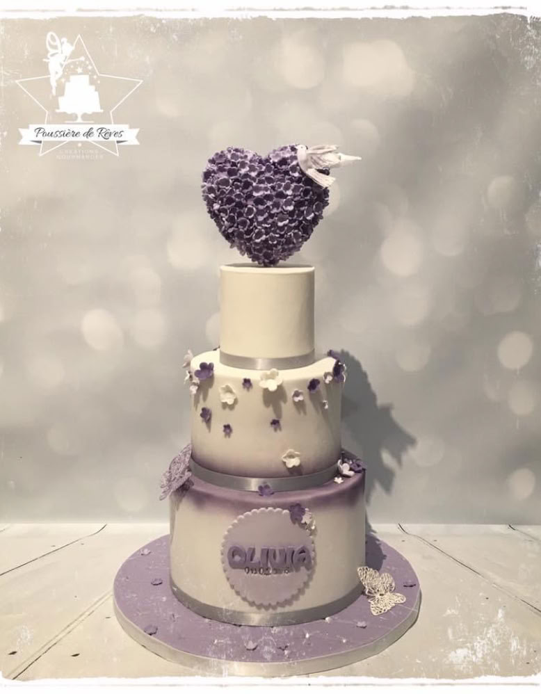 Femme D'anniversaire Soufflant Des Bougies Sur Le Gâteau Pendant La Célébration